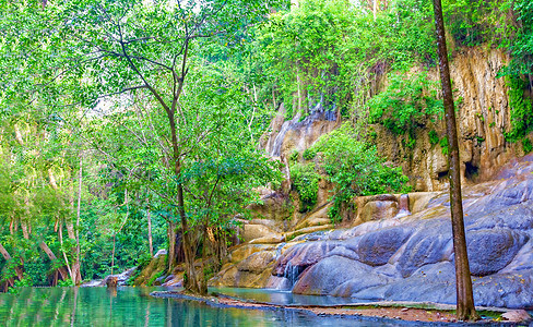 泰国高井河上美丽的瀑布荒野花园建筑学溪流热带公园巡航石头国家树木图片