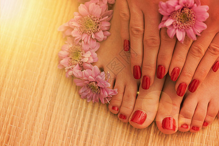 女用脚和手在温泉沙龙美容按摩师治疗手指程序皮肤修脚女性脚趾身体图片