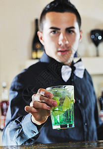 酒保在派对上准备鸡尾酒酒吧摇床酒精调酒师啤酒柜台饮料夜店玻璃服务图片