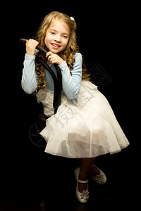 一个小女孩的肖像 坐在老Viennese椅子上 Blac幼儿园微笑情绪技术头发女性幸福乐趣喜悦牛仔裤图片
