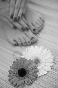 女用脚和手在温泉沙龙修脚脚趾呵护皮肤程序按摩师女性治疗美容手指图片