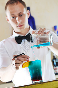 酒保在派对上准备鸡尾酒夜生活液体工作夜店咖啡店男性调酒师酒吧啤酒瓶子图片