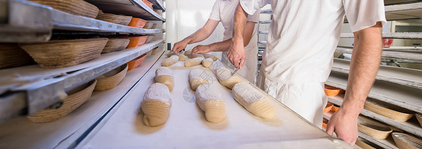 面包师准备面粉男人烘烤商业面包生产面团食物工作餐饮成人图片