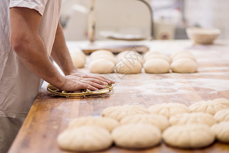 面包工人准备面粉餐饮胡子工厂工匠商业职场手工职业厨师烘烤图片