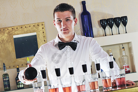 酒保在派对上准备鸡尾酒服务员玻璃柜台宴会餐厅调酒师夜生活咖啡店服务成人图片