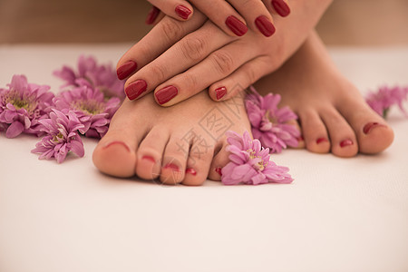 女用脚和手在温泉沙龙手指女性呵护按摩师皮肤化妆品治疗身体卫生美容图片