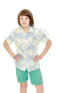 穿暑期服装的男孩孩子衬衫微笑身体童年短裤幼儿园白色裤子乐趣图片