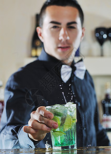 酒保在派对上准备鸡尾酒商业液体男人酒精柜台服务调酒师饮料宴会成人图片
