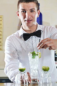 酒保在派对上准备鸡尾酒夜生活玻璃咖啡店啤酒液体柜台餐厅酒吧调酒师商业图片