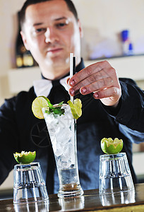 酒保在派对上准备鸡尾酒玻璃男人宴会瓶子咖啡店饮料服务员职业餐厅服务图片