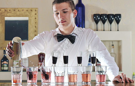 酒保在派对上准备鸡尾酒男人夜店服务员瓶子商业宴会啤酒调酒师酒吧服务图片
