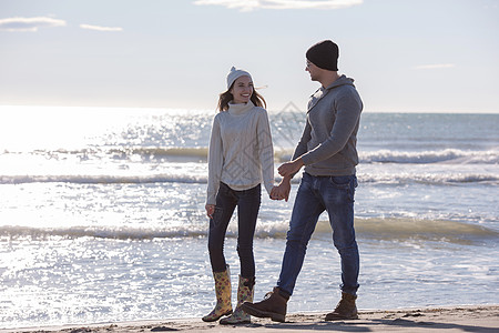 秋天阳光明媚的一天 在海滩上爱一对年轻夫妇自拍记忆拥抱假期女士冒充男性乐趣夫妻棉花图片
