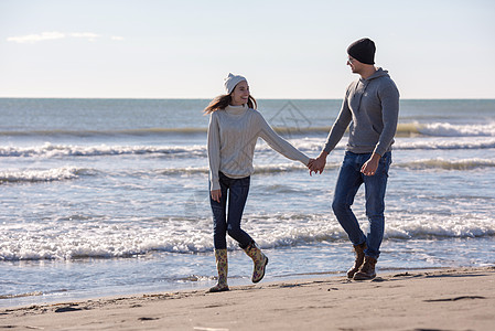 秋天阳光明媚的一天 在海滩上爱一对年轻夫妇夫妻拥抱记忆假期乐趣男人冒充晴天自拍棉花图片