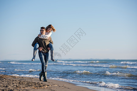 秋天在海滩玩情的情侣快乐假期乐趣夫妻男人异性幸福女性潮人微笑图片