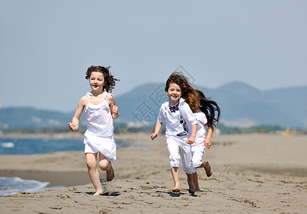 在海滩上玩耍的快乐儿童群体闲暇热带海岸海洋童年运动朋友们旅行跑步活力图片