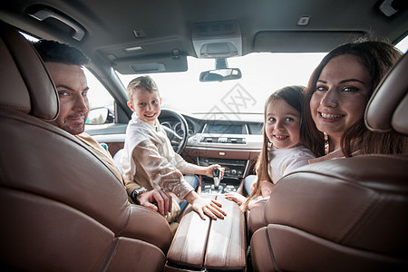 现代家庭坐在舒适的汽车里图片