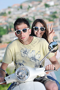快乐的年轻爱情情侣的肖像 在滑雪摩托车上享受夏季时光发动机女朋友蜜月农村安全冒险男人街道微笑自行车图片