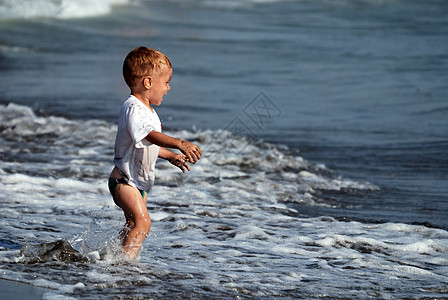 海滩上的小男孩蓝色寂寞童年幸福乐趣喜悦男性海洋婴儿孩子图片