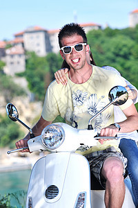 快乐的年轻爱情情侣的肖像 在滑雪摩托车上享受夏季时光微笑冒险发动机衣服男人眼镜女朋友女士街道女孩图片