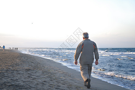 孤独的老人在海滩上行走海岸成人旅行退休蓝色海洋男人自由娱乐体操图片