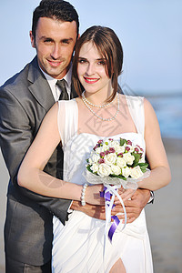 日落时的浪漫海滩婚礼花朵海岸海洋婚姻热带跑步夫妻女性男人蜜月图片