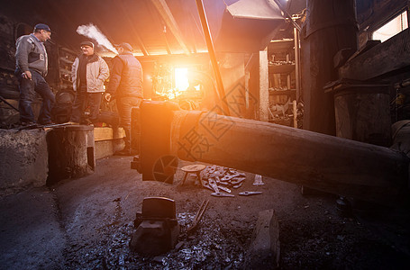 铁铁匠传统车间中的旧机械锤子图片