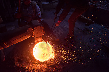 在车间使用机械锤子的铁匠工人橙子制造业金工金属罢工工具团队韧性燃烧团体图片
