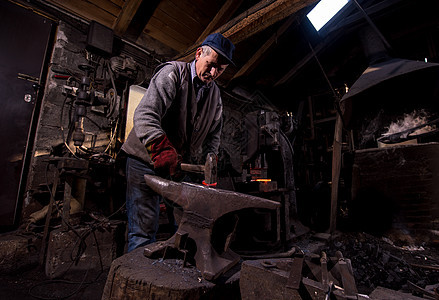 手工制造熔化金属的铁匠工艺制造业烟花工作工具火花锤子店铺金工火焰图片