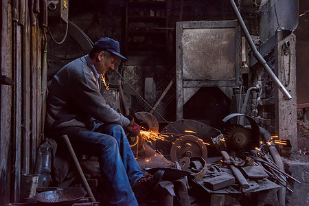 金属制品的铁匠打磨商业手工火焰工作生产店铺男人工具作坊工人图片