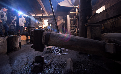 铁铁匠传统车间的旧机械锤子辉光火花手工火焰金工精神工艺橙子职业金属图片