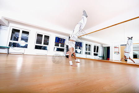 断裂舞者舞蹈家木地板霹雳舞者歌手杂技冻结手臂运动音乐衣服图片
