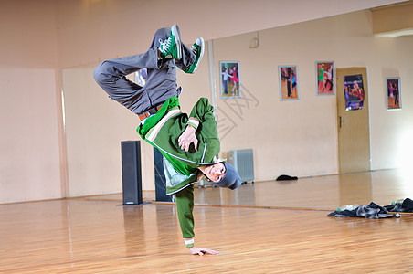 休息舞蹈数字平衡运动歌手舞蹈家男人男性青少年杂技霹雳舞者图片