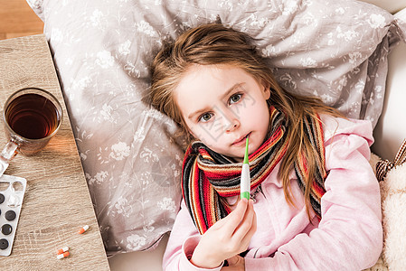 测量体温的有病女孩房子孩子药品流感疾病寒意拥抱女儿感冒温度图片