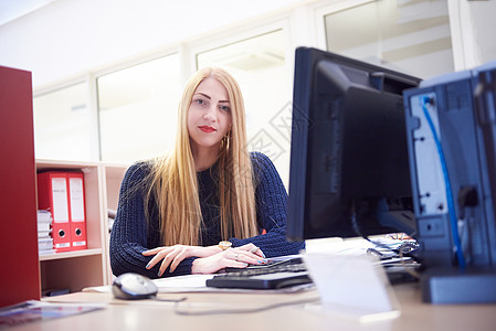 在办公室从事计算机工作的商业妇女 女技术眼镜女士女性桌子女孩经理白色人士工人图片