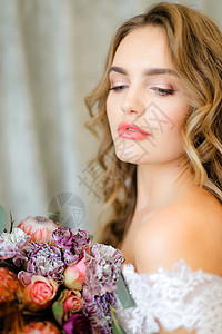 照片制片厂有花束的美丽新娘近距离肖像背景图片