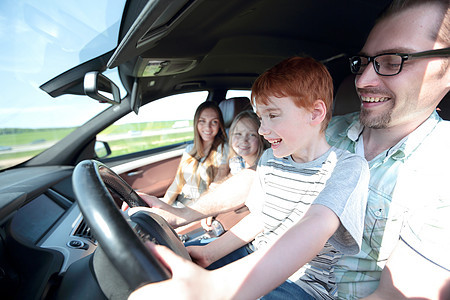 老爸和他的小儿子开着一辆汽车爸爸享受蓝图妈妈旅行导师喜悦微笑成人时间背景图片