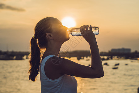 阳光明日 运动妇女户外饮用水海滩慢跑者训练活动日落女孩工作天空橙子天际图片