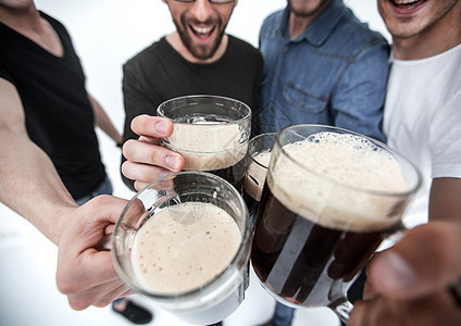 一群男人手里的啤酒 一大堆人生日快乐酒精扇子饮料木板玻璃男性朋友们运动图片