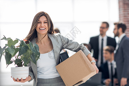 在新办公室的背景中 微笑着的女商业家职场女士白色搬迁工人商务商业开箱企业家盒子图片