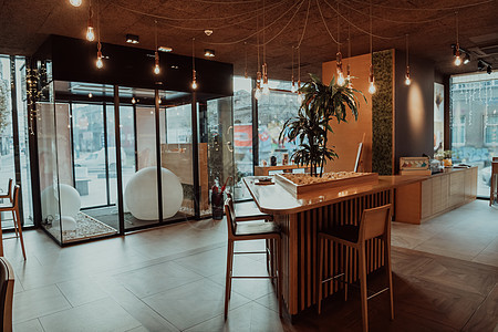 现代咖啡店室内现代咖啡店 有选择性地把重点放在晨光的木制顶桌上 以展示蒙太奇产品图片