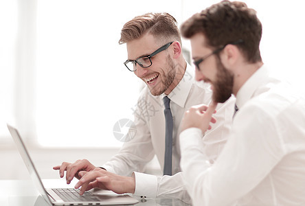 两名雇员用笔记本电脑工作职场同事商业员工技术经理微笑男人男性生意图片