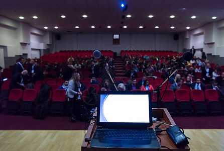 讲台上的膝上型计算机和麦克风观众大学教育房间商业会议扬声器笔记本金融中心图片