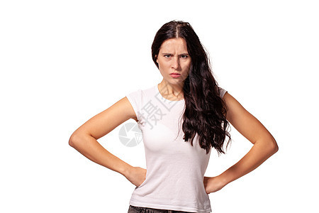 愤怒的女孩站着手站在腰部看摄影机身体情怀牛仔裤眉头头发手势白色情感黑发女性图片
