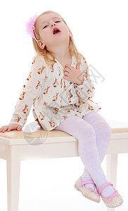 女孩坐在凳子上图片