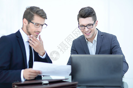 特写 两个商务人士讨论商业文件职业会议商务眼镜成人人士桌子互动工作技术图片