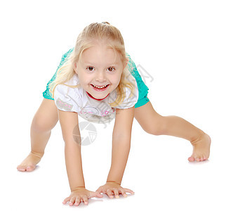 女孩在地板上玩微笑孩子们孩子教育白色儿童托儿所童年乐趣幼儿园图片