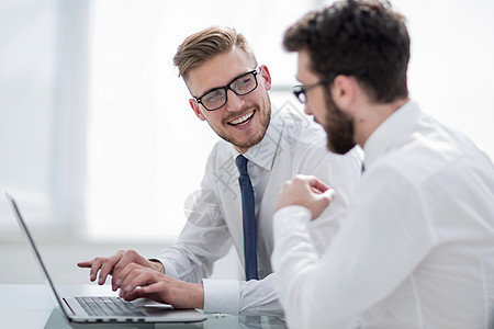 两名雇员用笔记本电脑工作员工男性合作同事伙伴经理协议微笑蓝图工人图片