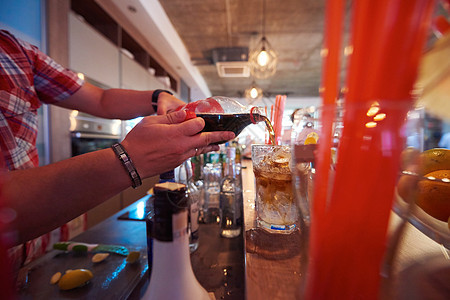酒巴 准备新鲜的烤尾酒果汁男性酒吧餐厅成人瓶子俱乐部派对饮料液体图片
