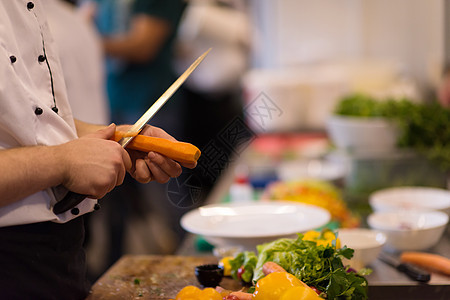 厨师的手切胡萝卜美食桌子萝卜蔬菜男人餐厅男性木板沙拉饮食图片