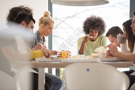 多民族幸福朋友的多民族群体午餐时间团体桌子女性食物汽水友谊朋友们小吃派对男人图片